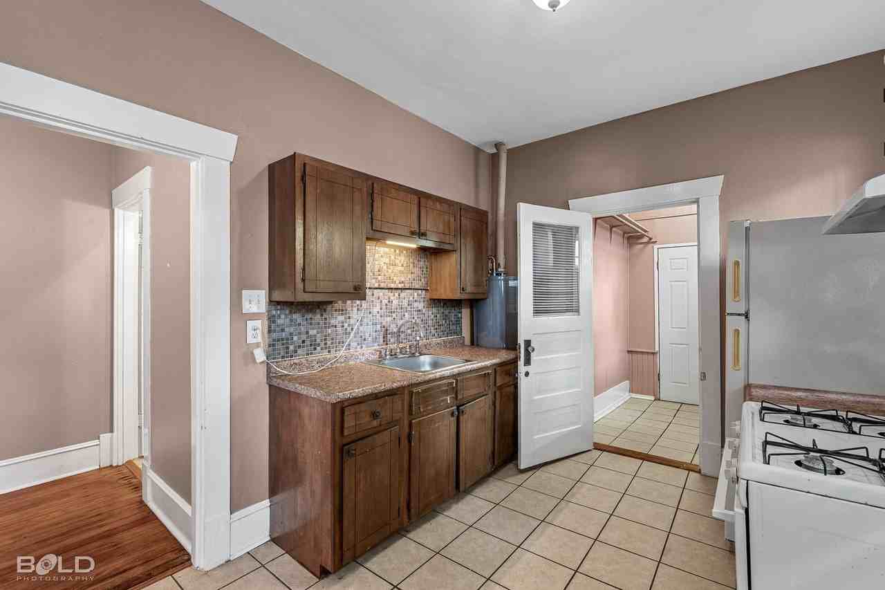 411 Rutherford St - Photo 2 of 10