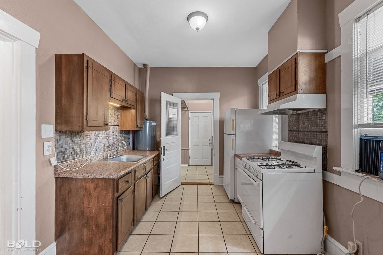 411 Rutherford St - Photo 4 of 10