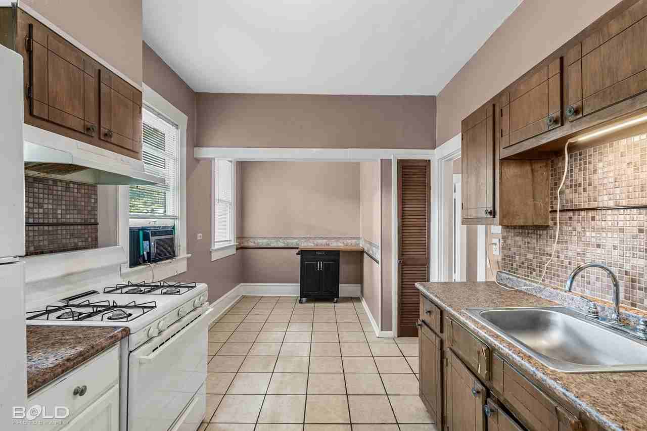 411 Rutherford St - Photo 6 of 10