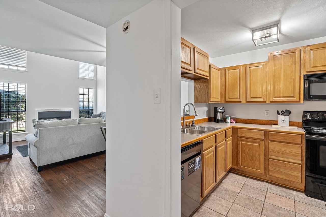 8 Meadow Creek Dr - Photo 3 of 18