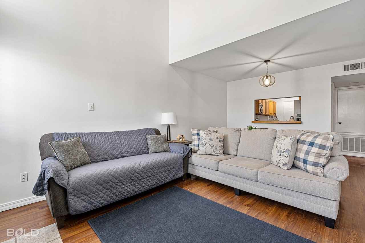 8 Meadow Creek Dr - Photo 5 of 18