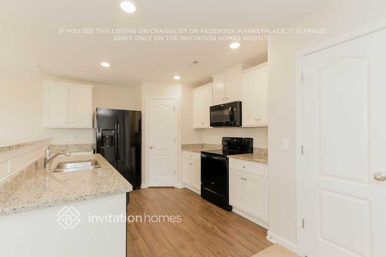 2256 Latimer Ln - Photo 4 of 15