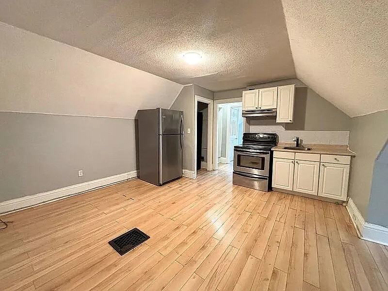 76 Sanford Ave S #4 - Photo 3 of 7