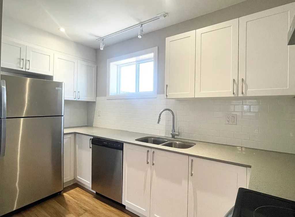 540 King St E #C7 - Photo 2 of 12