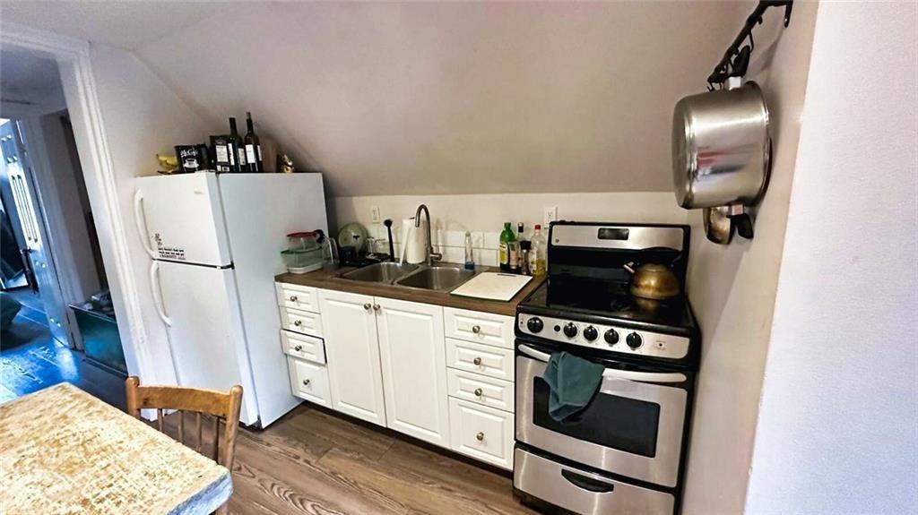 24 Locke St S #3 - Photo 6 of 9