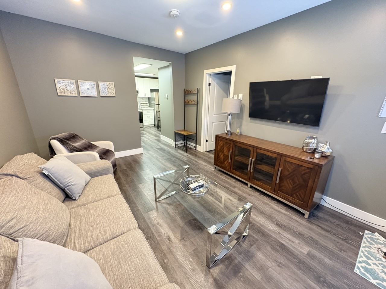 212 Rosslyn Ave N - Photo 7 of 11