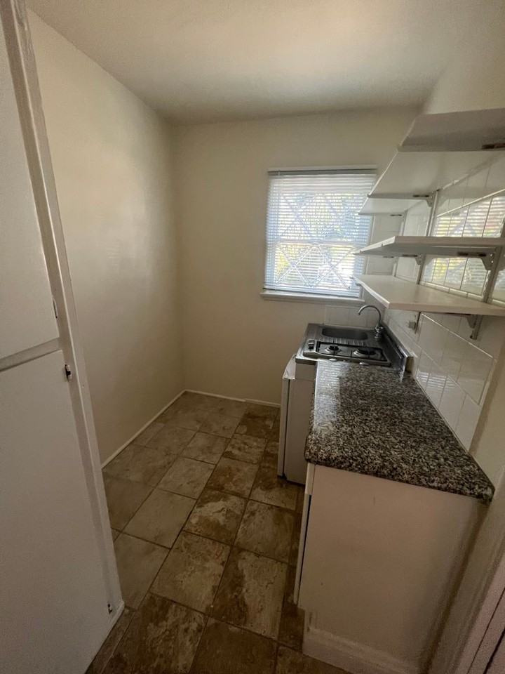 20534 Hartland St #1-5 - Photo 6 of 10