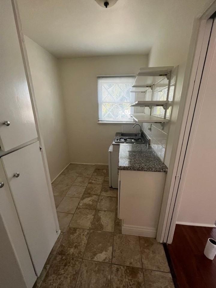 20534 Hartland St #1-5 - Photo 7 of 10