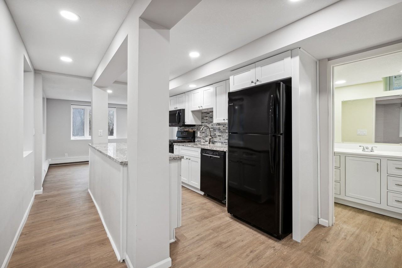 1033 Bluff Ave E - Photo 2 of 12