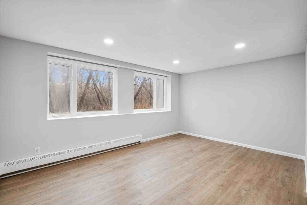 1033 Bluff Ave E - Photo 4 of 12