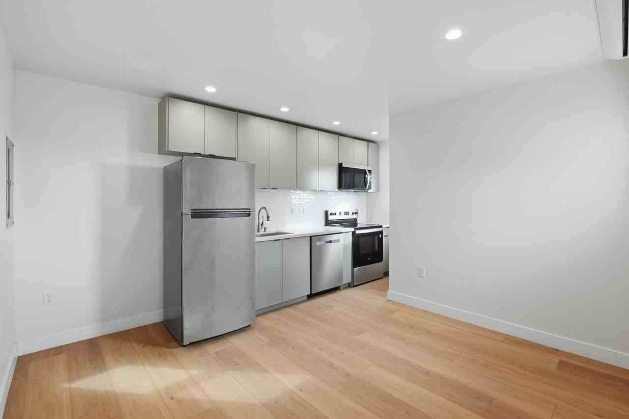 2735 Broadway #3 - Photo 4 of 15