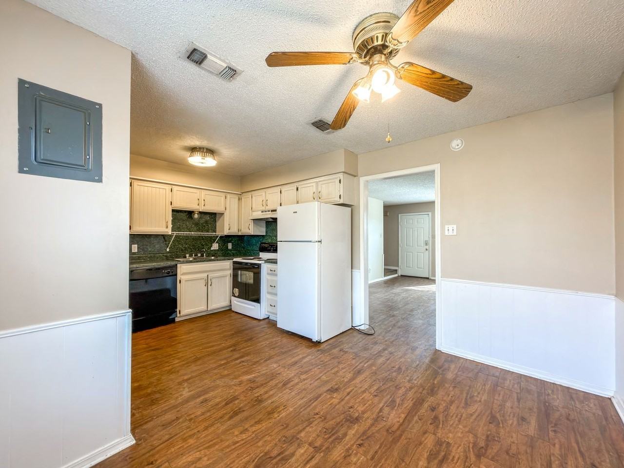 8510 Harvard Dr - Photo 5 of 13