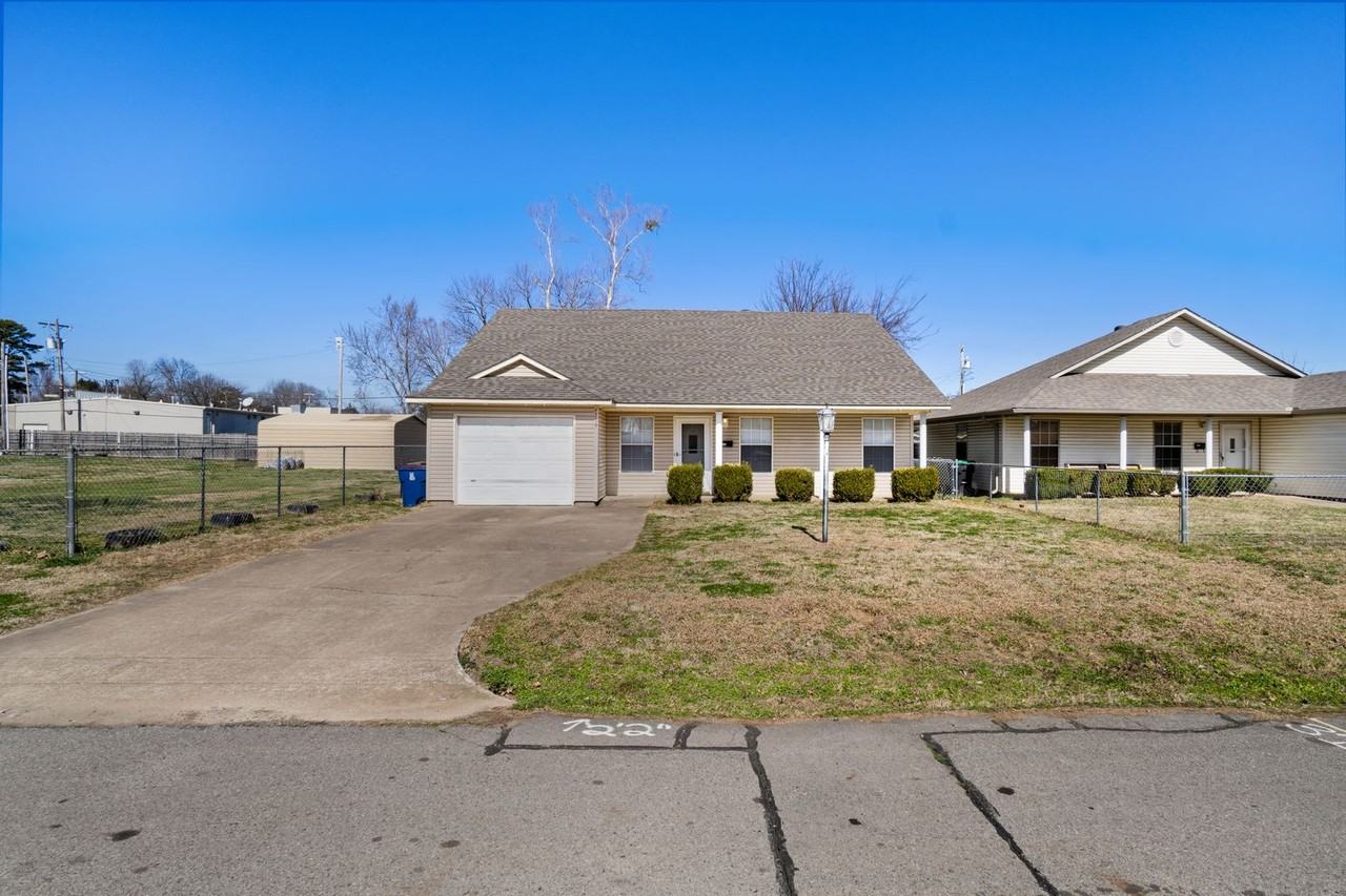 4219 Young St - Photo 2 of 18