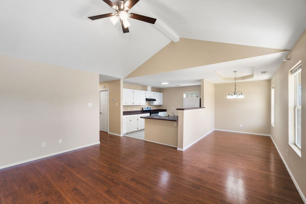 4219 Young St - Photo 4 of 18