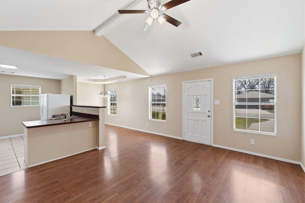 4219 Young St - Photo 5 of 18