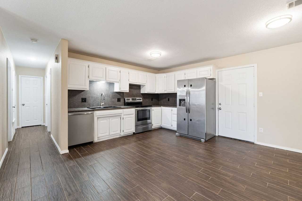 909 Essex St - Photo 6 of 23