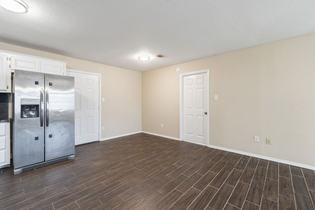 909 Essex St - Photo 7 of 23