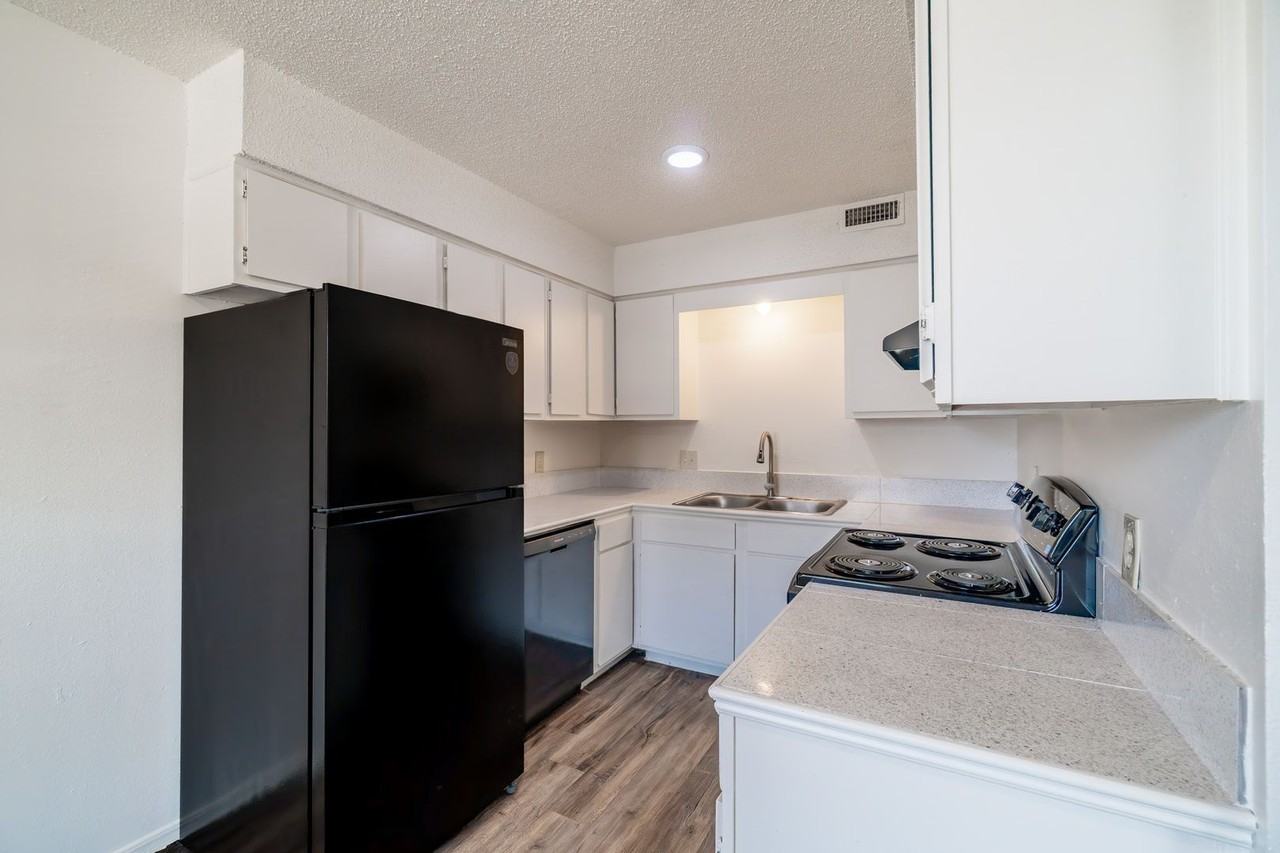 2020 Baldwin St #2 - Photo 5 of 11