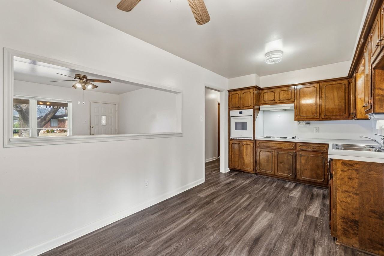 1606 Savannah Dr - Photo 6 of 23