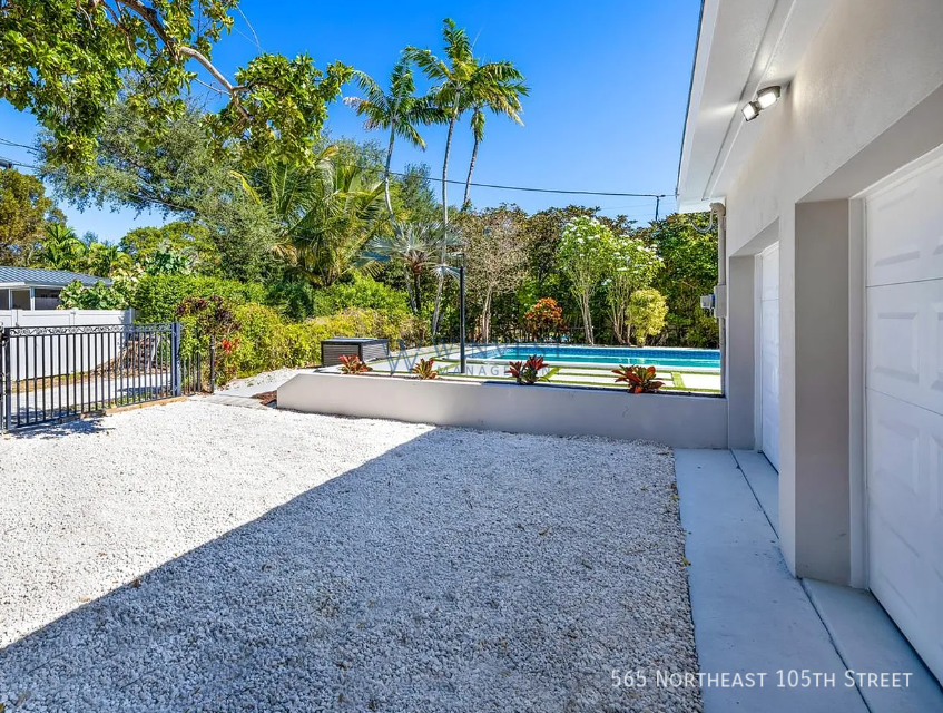 565 Ne 105th St - Photo 5 of 34