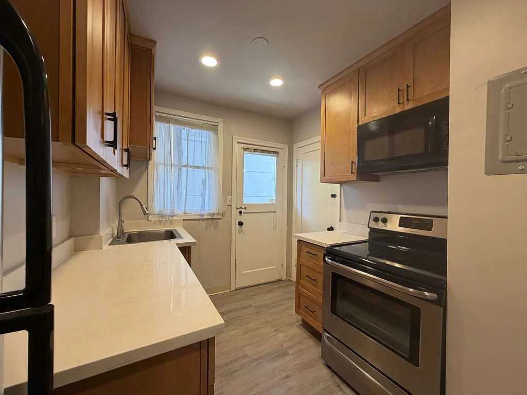 33 Home Pl E #A - Photo 4 of 10