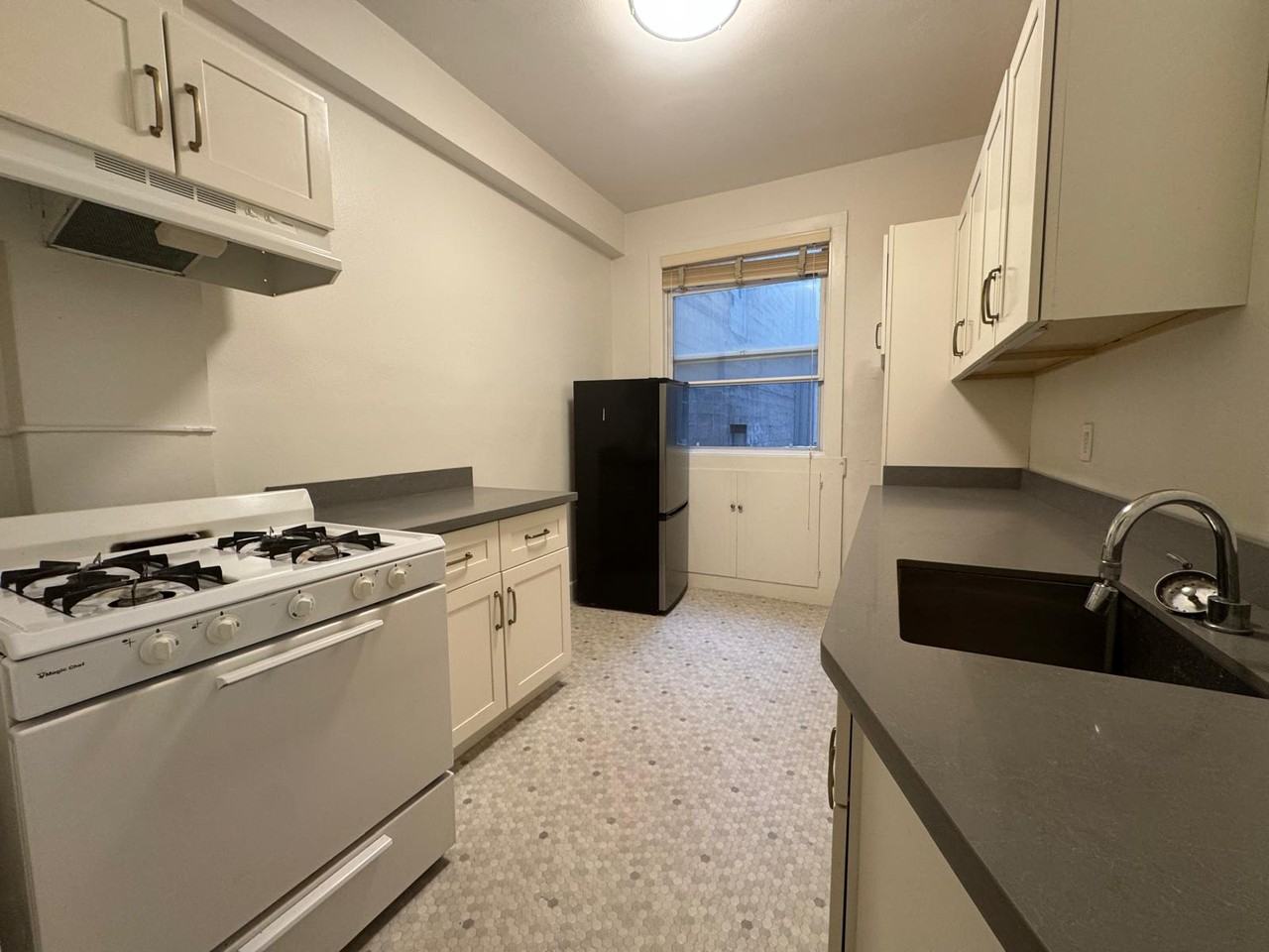 565 Geary St #306 - Photo 4 of 7