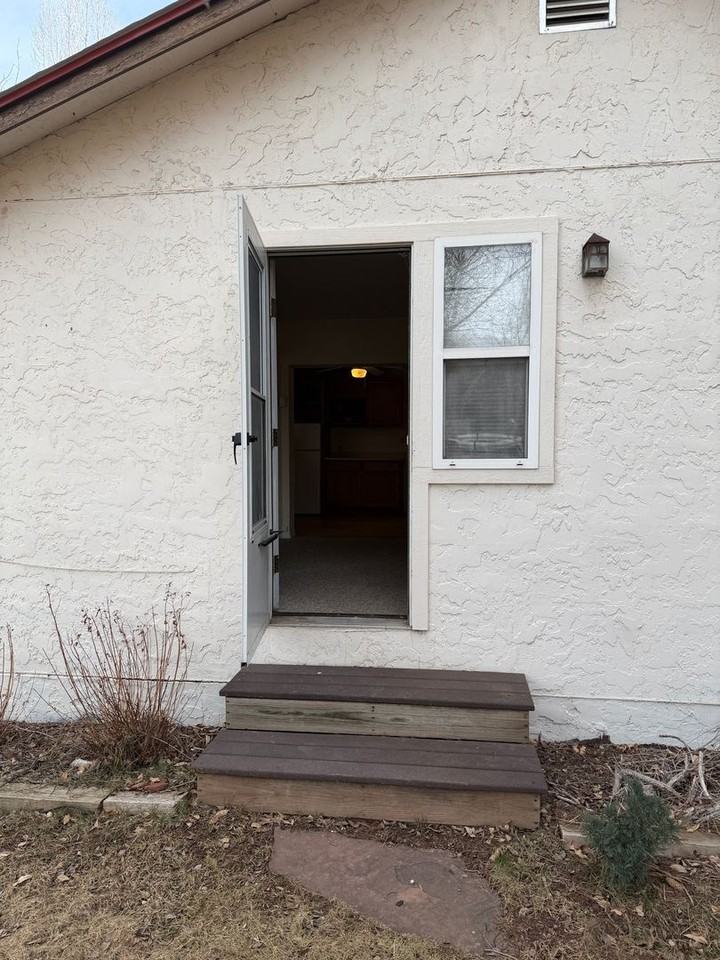 2910 Junction St - Photo 2 of 13