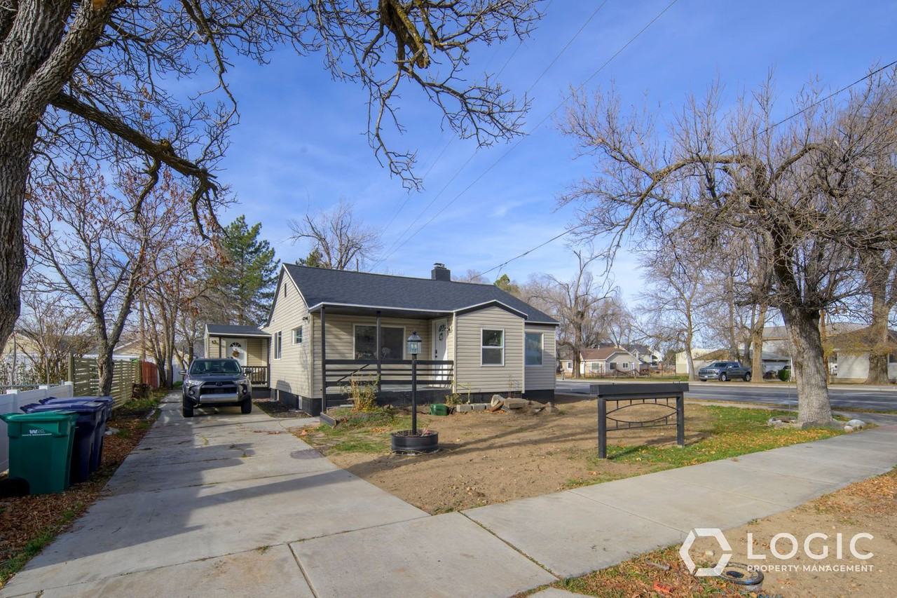 7808 S 1000 E - Photo 3 of 20