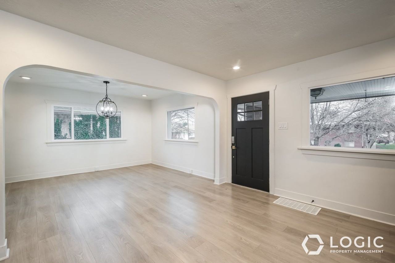 2347 S Green St - Photo 4 of 21