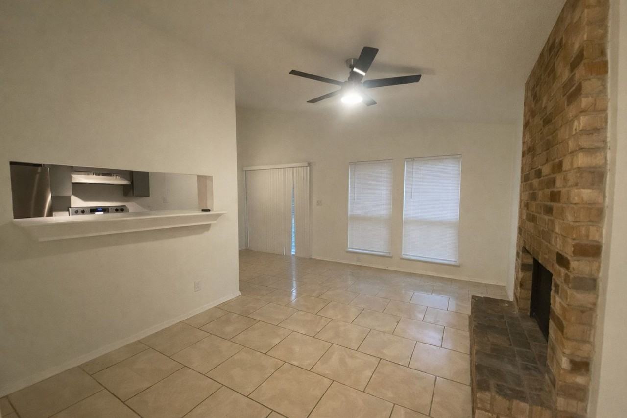 1016 Fieldwood Dr - Photo 3 of 9