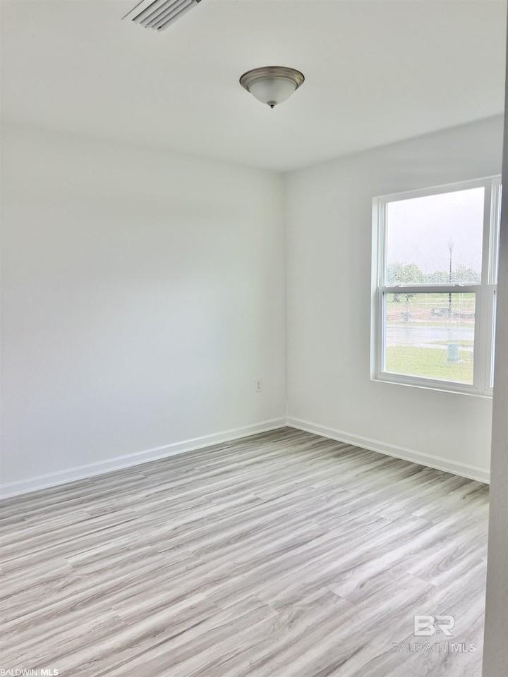 436 Winters Ave - Photo 4 of 21