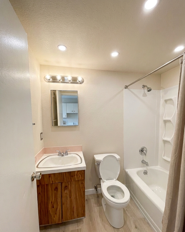 St. Moritz Apartments - Photo 3 of 8