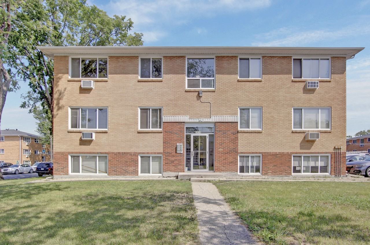 2834 Parliament Ave - Photo 2 of 11