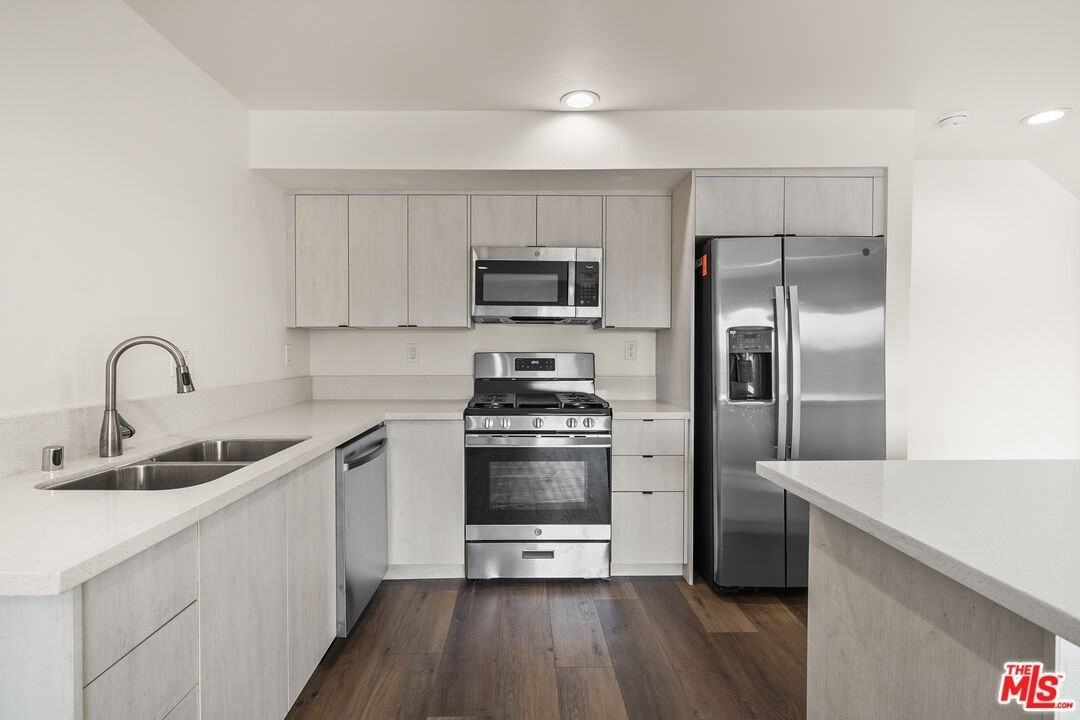 2525 Hauser Blvd Apt A - Photo 4 of 30