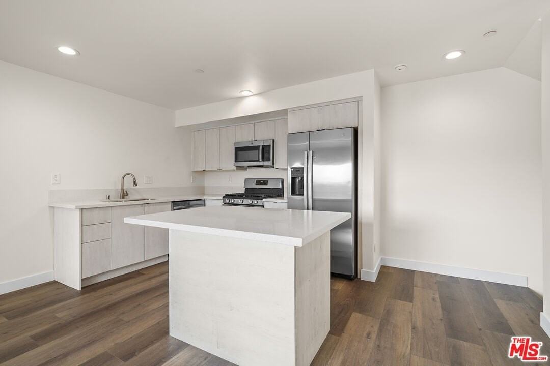 2525 Hauser Blvd Apt A - Photo 6 of 30