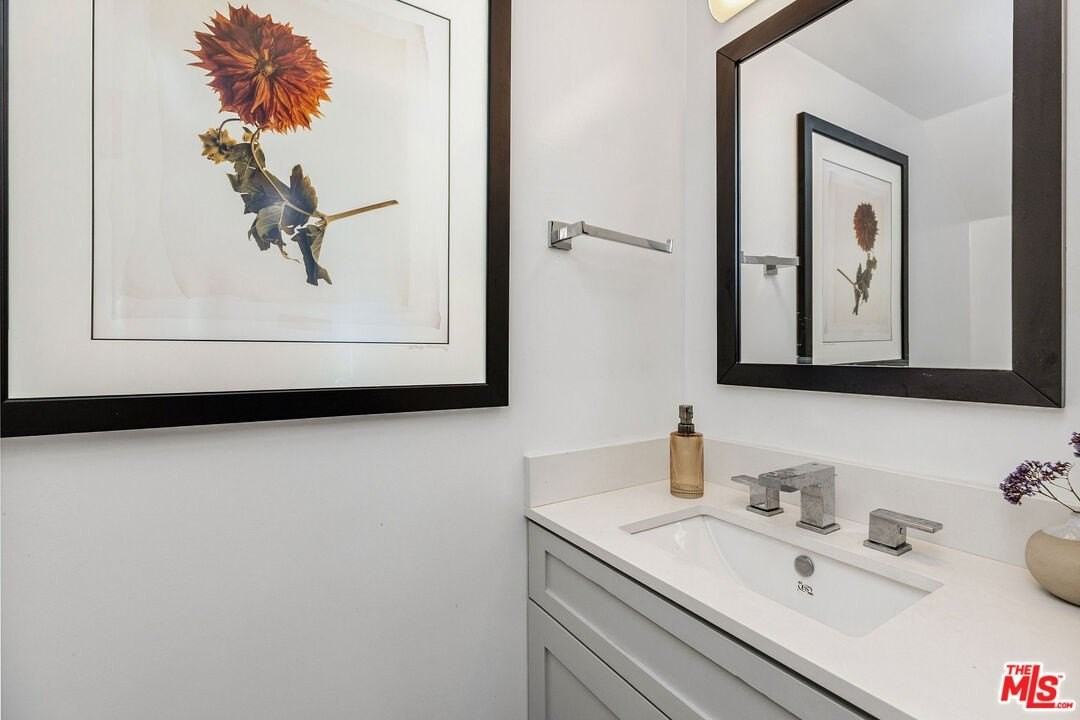 2147 N Beachwood Dr Apt 6 - Photo 3 of 13