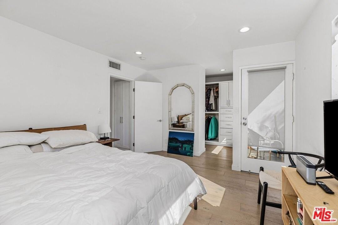 2147 N Beachwood Dr Apt 6 - Photo 5 of 13