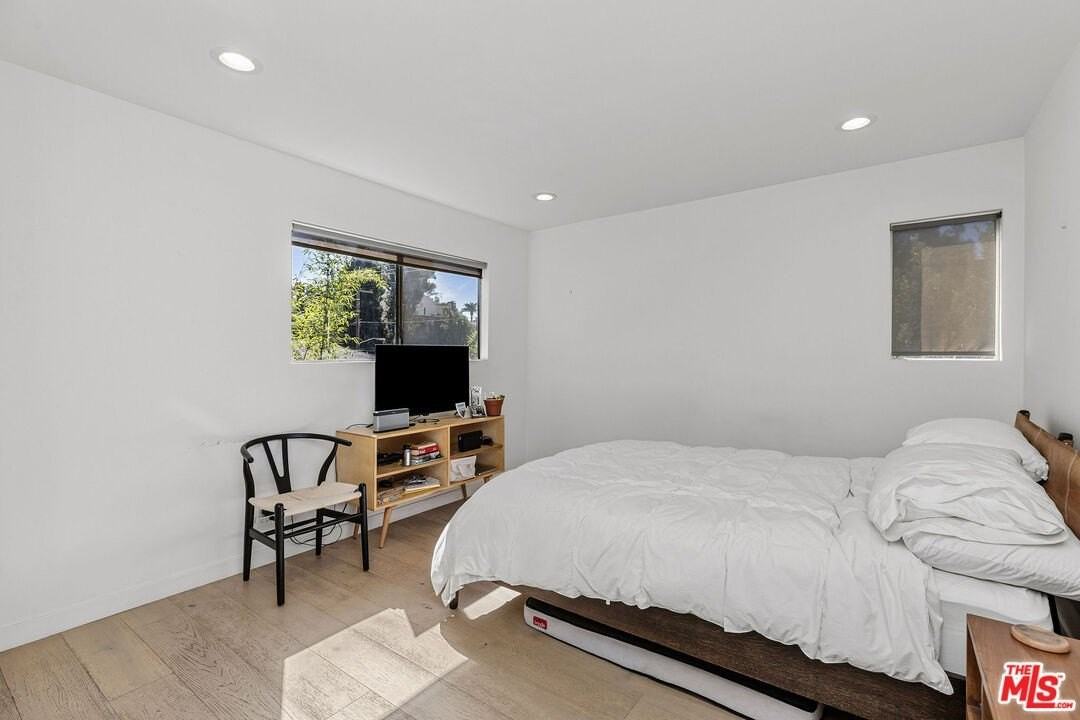 2147 N Beachwood Dr Apt 6 - Photo 6 of 13