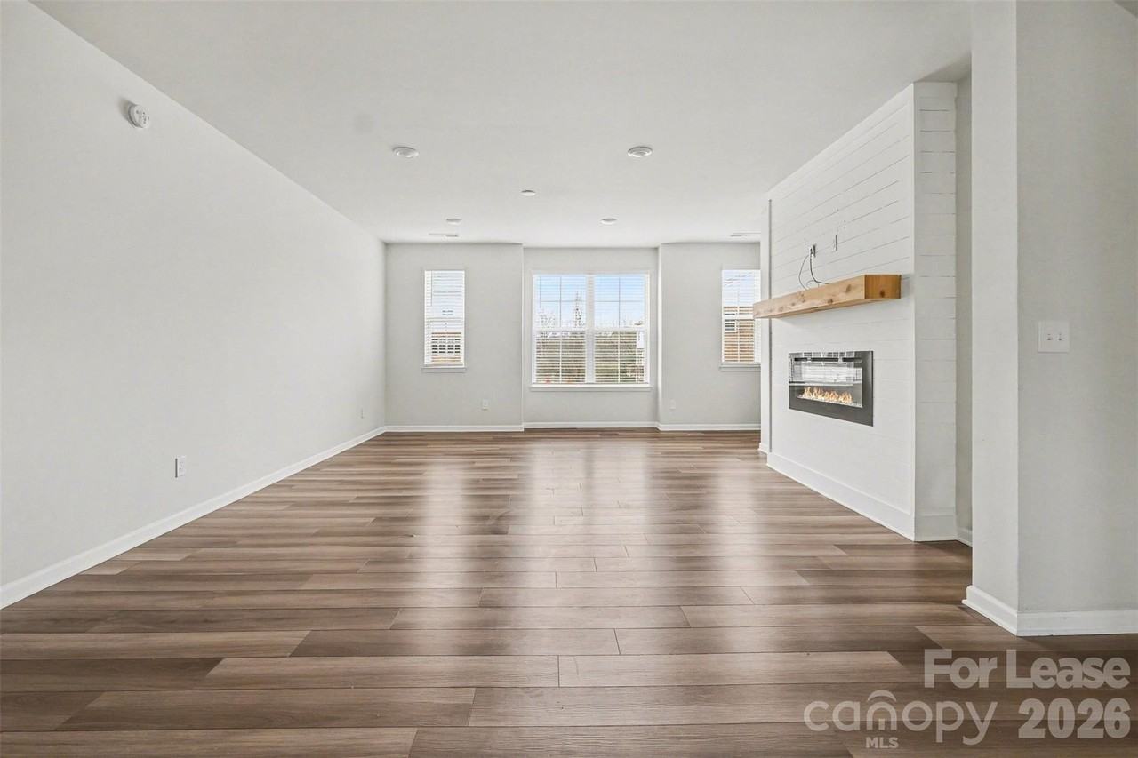 10016 Hemingway Pl - Photo 4 of 21