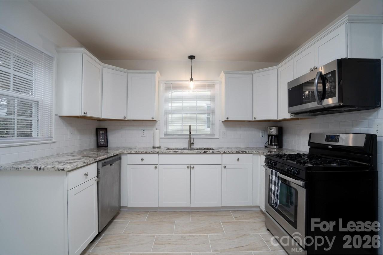 3227 Mayfield Ave - Photo 4 of 34