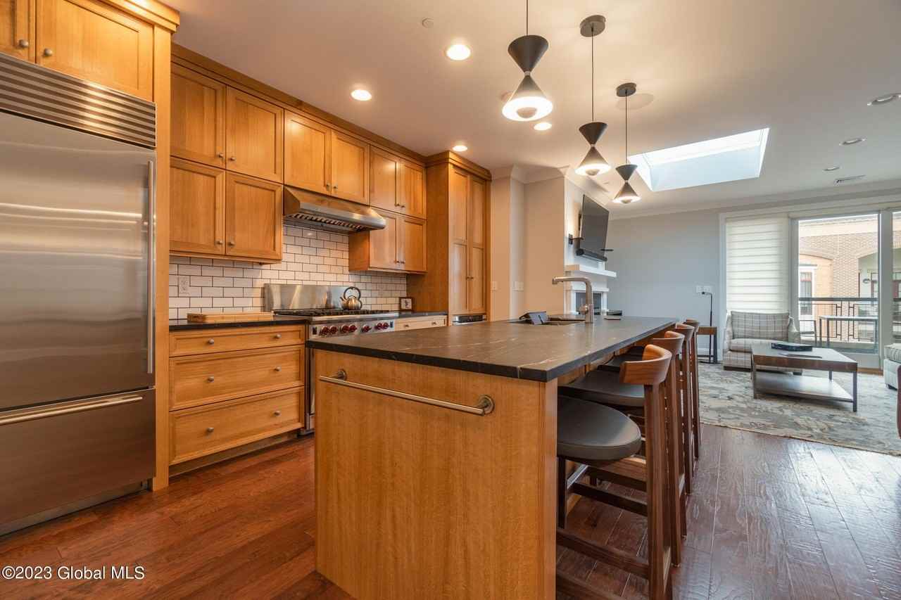 37 Henry St Apt 401 - Photo 3 of 27