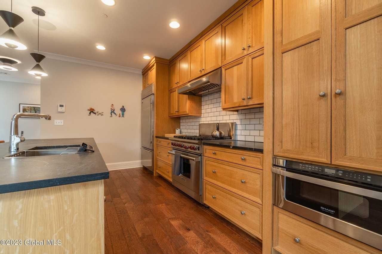 37 Henry St Apt 401 - Photo 4 of 27