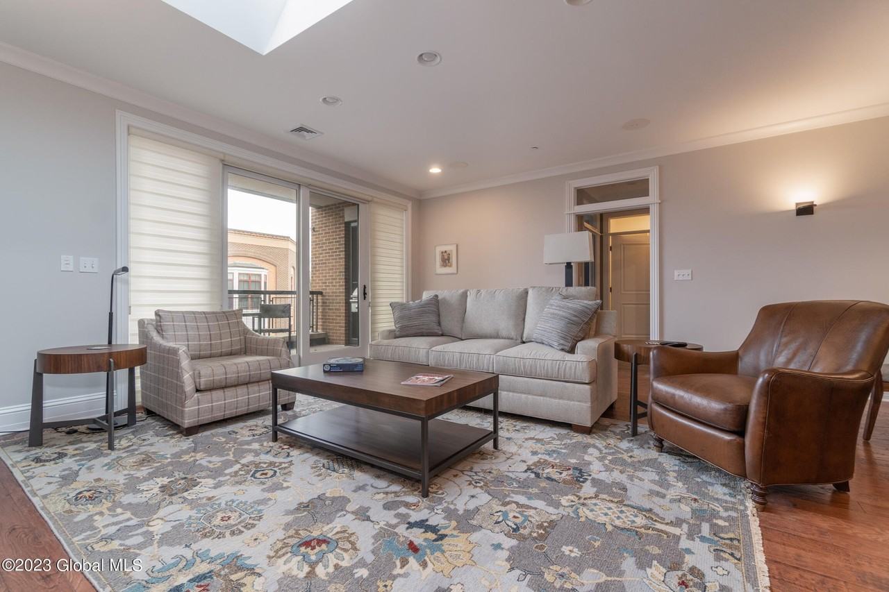 37 Henry St Apt 401 - Photo 7 of 27