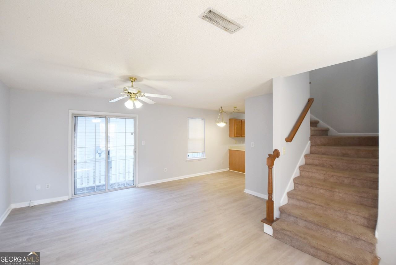 147 S Fairfield Dr - Photo 3 of 38