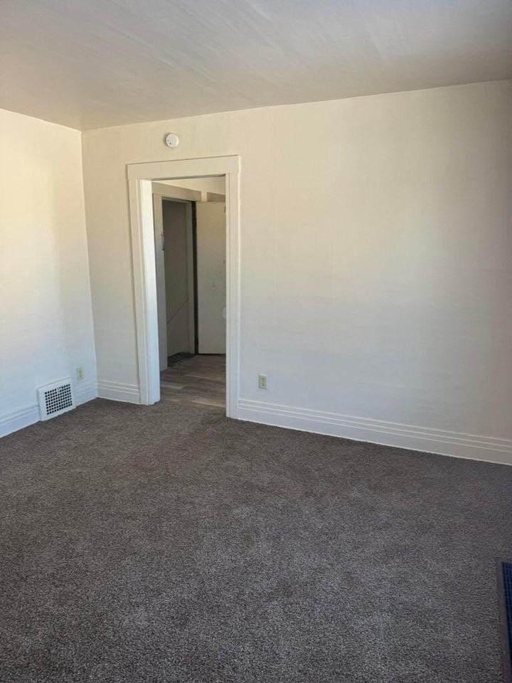 1001 N Saginaw St #8 - Photo 2 of 6