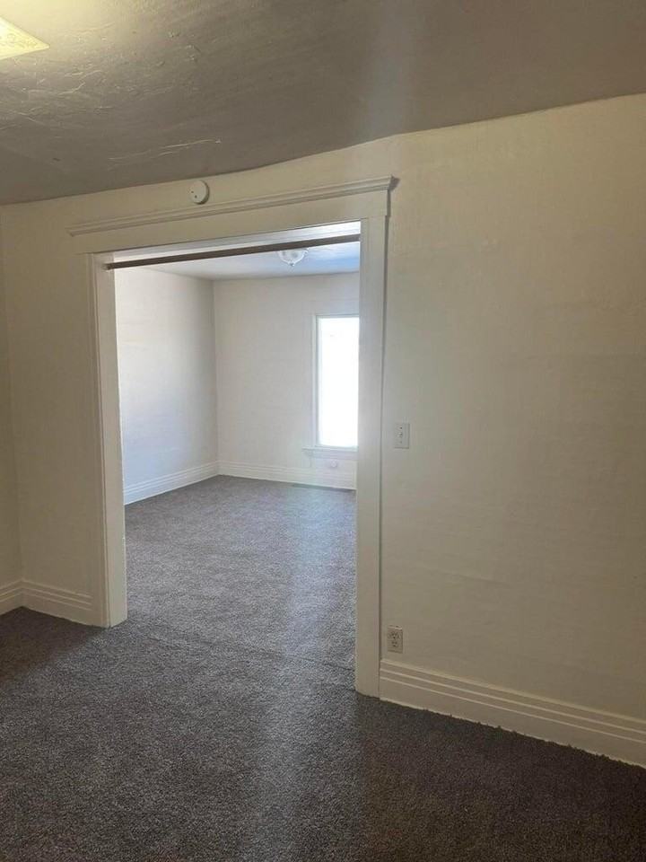 1001 N Saginaw St #8 - Photo 6 of 6