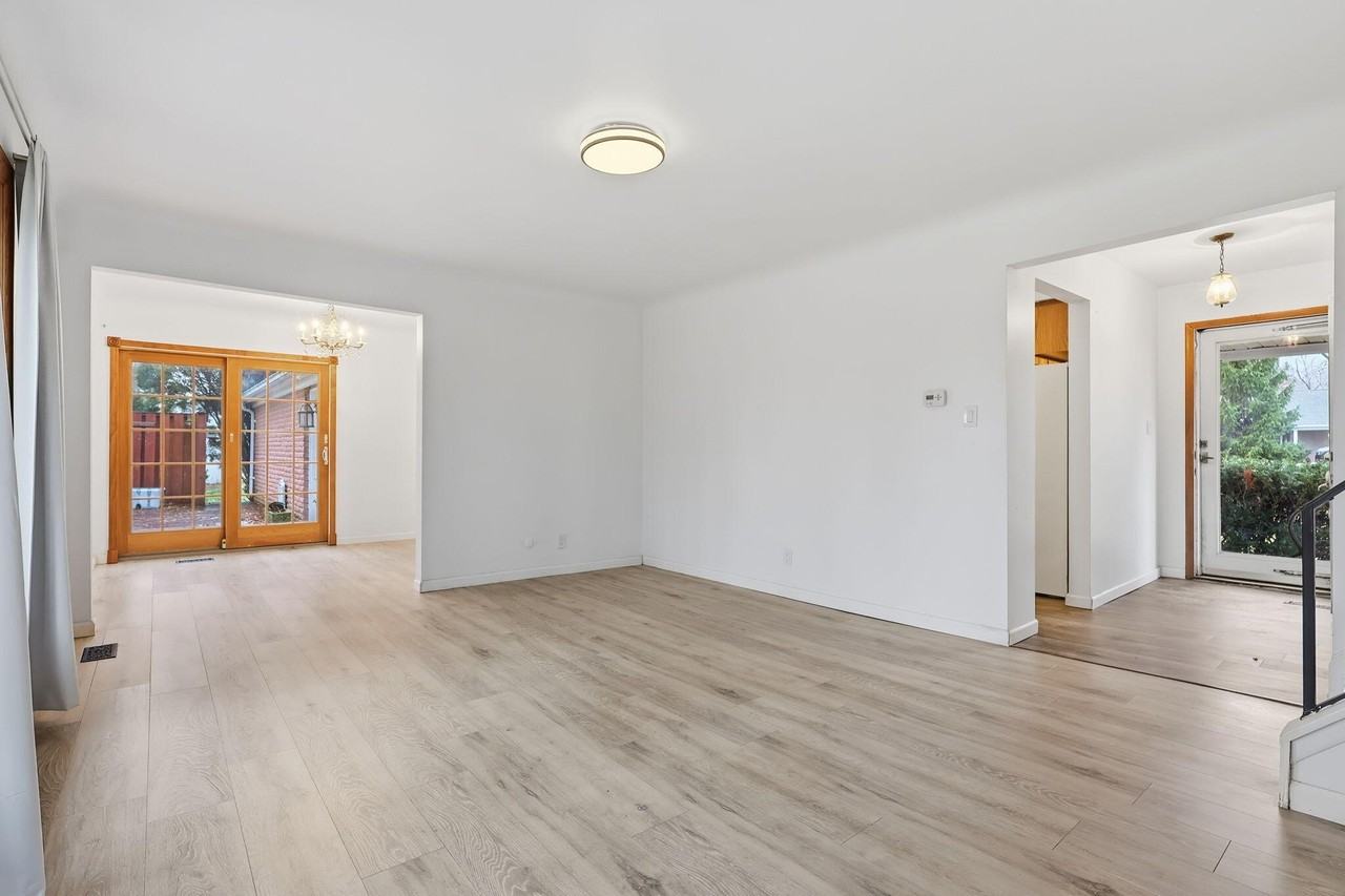 6382 Houghten Dr - Photo 5 of 36