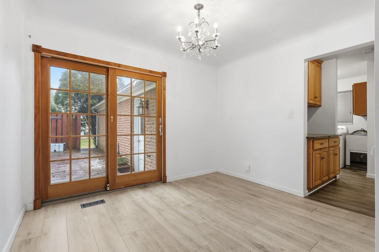 6382 Houghten Dr - Photo 7 of 36