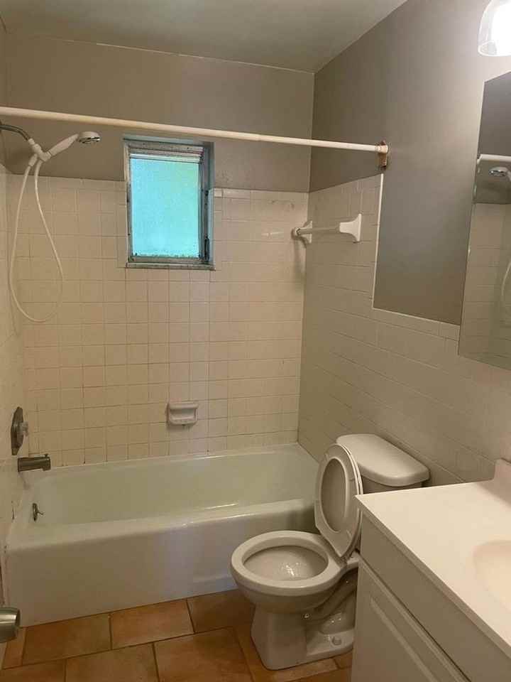 702 N L St #13 - Photo 4 of 6