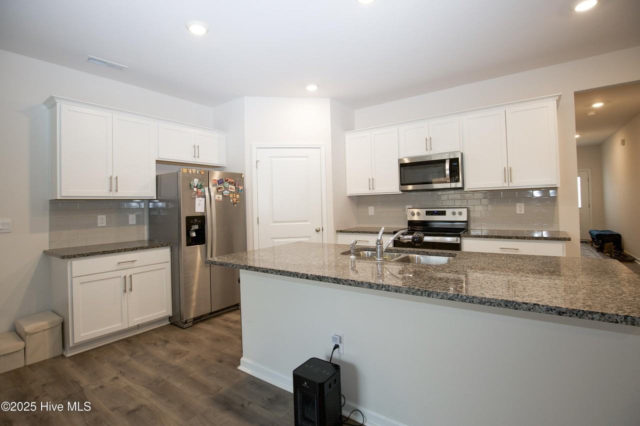 608 Rex Ct - Photo 7 of 38